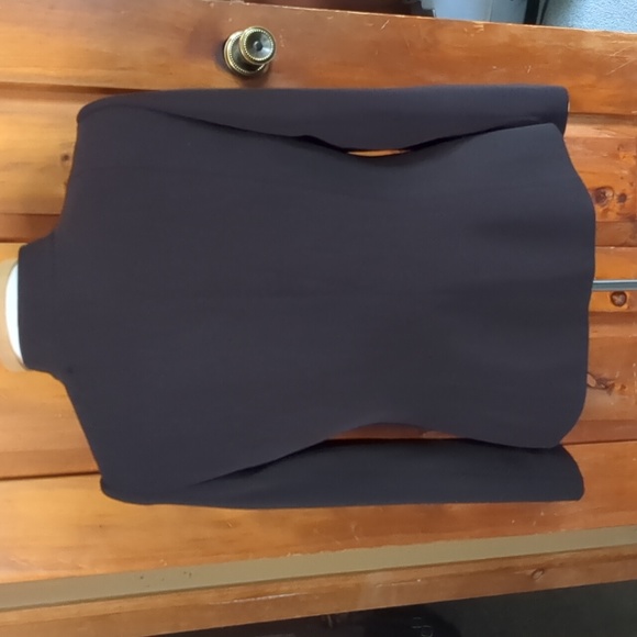 TAHARI* dress suit. Jacket/Pants, both fully lined. Hook/eye closure front. 2pc - Picture 6 of 17